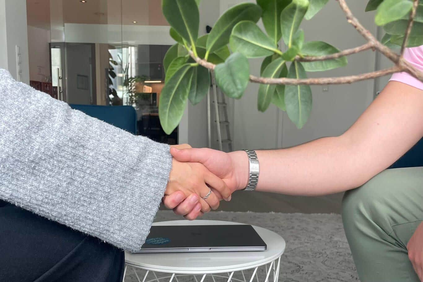 Zwei Menschen geben sich die Hand zu einem Handschlag, ein Symbolbild für einen Aufhebungsvertrag. Er beendet das Arbeitsverhältnis einvernehmlich. Wann macht er Sinn und was muss beachtet werden?