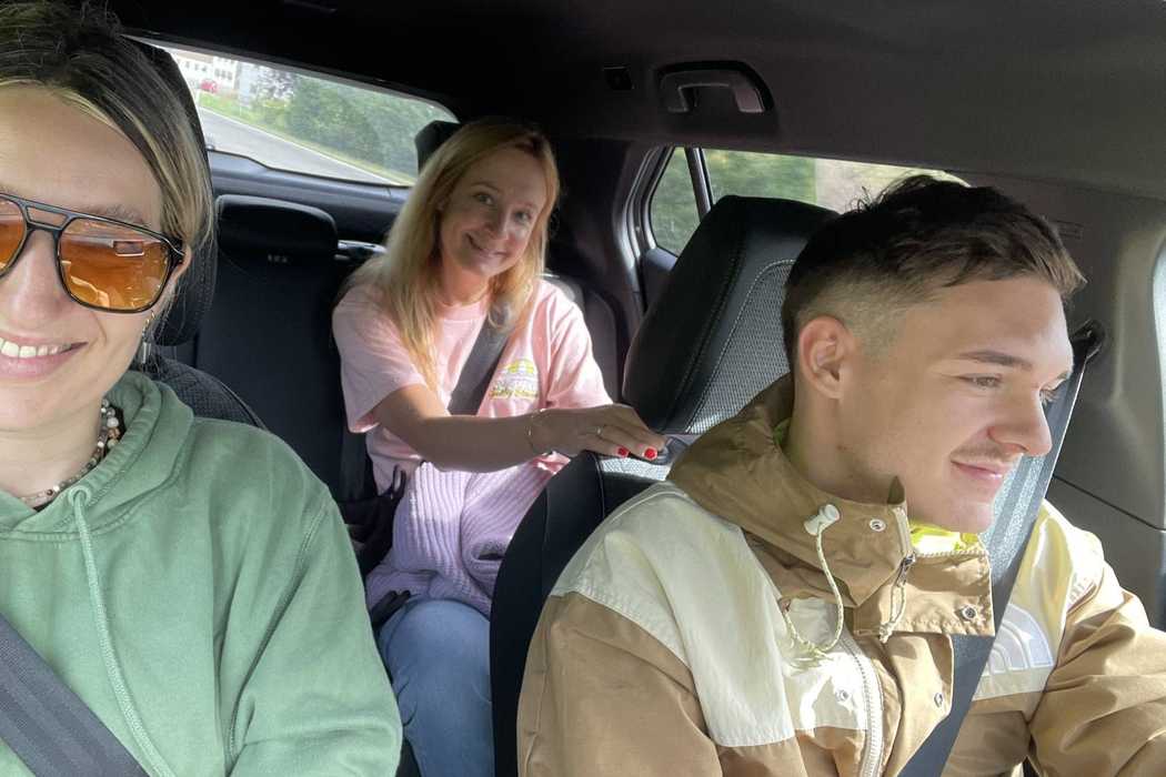 Drei Personen sitzen in einem Auto, sie befinden sich auf einer Dienstreise. Es ist ein Symbolbild für den dazugehörigen Artikel, der sich mit dem Thema Reisekostenabrechnung Workflow befasst.