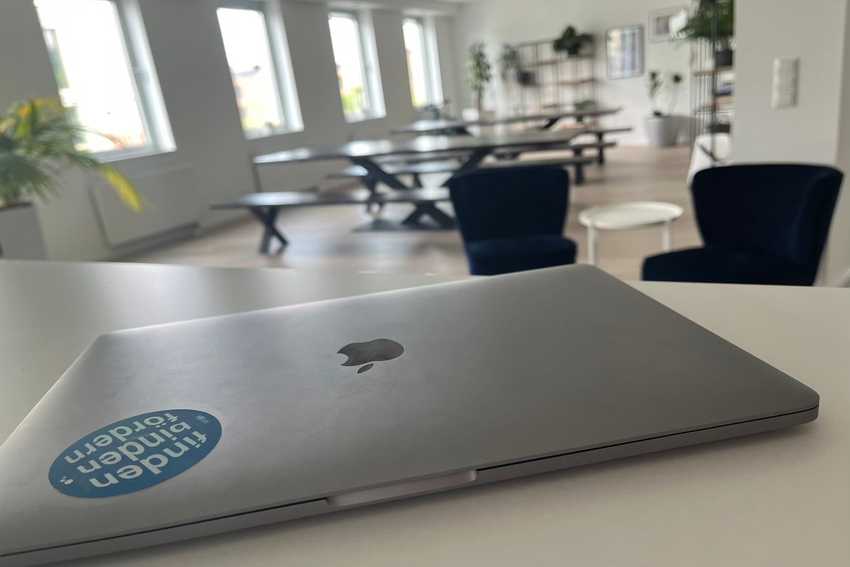 zugeklappter Laptop auf einem Tisch im Büro